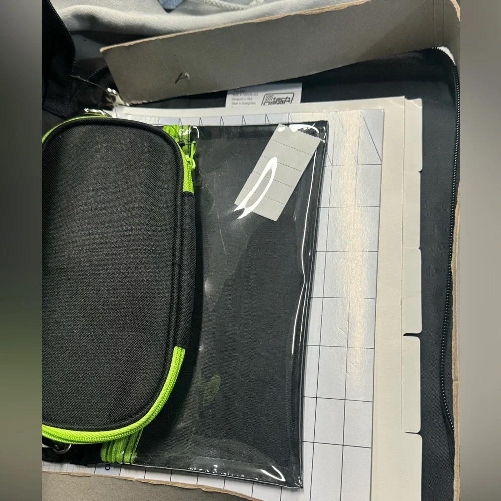 “Be Happy” Organizer 3 Ring Binder Black with Zipper Folder New